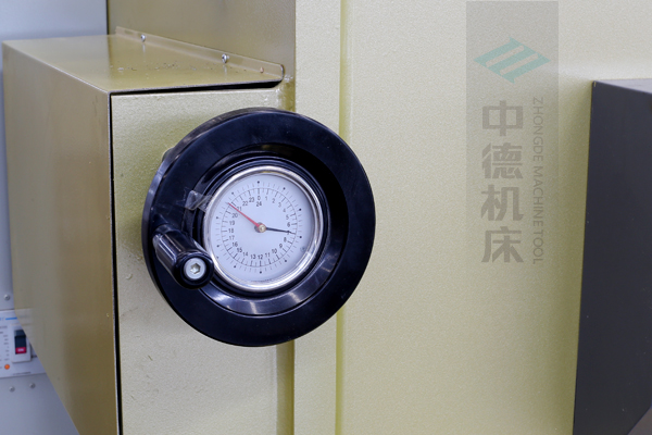 ZDG-632刀片間隙調節裝置,設置在機架前面,并有刻度顯示,調節方便.jpg